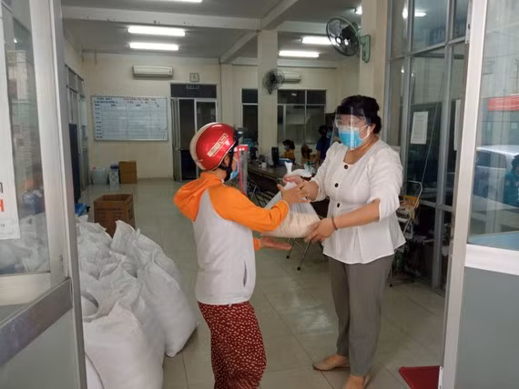 Đồng loạt 14 phường của quận 5 vào ngày 8/7 đã thực hiện việc chi trả tiền hỗ trợ cho hơn 5.900 lao động tự do trên địa bàn quận. Ngoài số tiền hỗ trợ 1,5 triệu đồng/người, quận còn vận động các nhà hảo tâm góp tặng cho mỗi lao động 5kg gạo. Nguồn: SGGP.