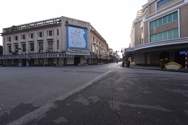 Từ 6h ngày 24/7, TP Hà Nội chính thức giãn cách xã hội theo Chỉ thị 16 của Thủ tướng Chính phủ để tăng cường các biện pháp phòng, chống dịch bệnh Covid-19. Điều này khiến nhiều khu vực ở thủ đổ trở nên vắng vẻ hơn hẳn, tuy nhiên vẫn còn nhiều người dân ra đường đạp xe, thể dục thể thao… Ảnh: CAND.