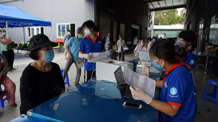 Nhiều người lớn tuổi sau khi tiêm xong, cầm giấy chứng nhận đã tiêm ra về phấn khởi. Cô Phạm Thị Kim Dung (65 tuổi, ngụ quận Gò Vấp) cho biết cô rất mừng, hôm nay cô đã được tiêm vắc xin. Mới đầu tiêm cô cũng hơi hồi hộp nhưng giờ thì sức khỏe vẫn tốt và bác sĩ hướng dẫn theo dõi sức khỏe tại nhà rất tận tình. Nguồn: Báo Tin tức.