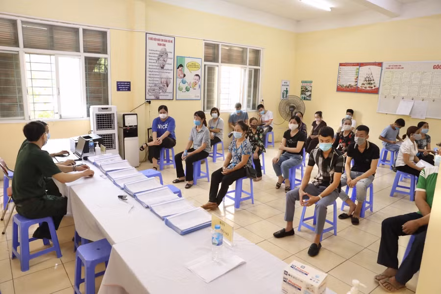 Các tình nguyện viên tham gia tiêm thử nghiệm vắc xin ngừa Covid-19 của Việt Nam. Ảnh: VGP/Đình Nam.