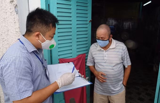 Lao động tự do, bán vé số, hàng rong... bị dịch tác động được cán bộ phường đến tận nhà trao tiền trong gói hỗ trợ 886 tỷ đồng, giúp họ vượt qua khó khăn trước mắt. Nguồn: VNE.