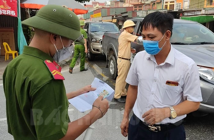 Chốt tại quốc lộ 5 giao quốc lộ 38 địa phận Quán Gỏi (Bình Giang) chiều Hải Phòng-Hà Nội kiểm soát chặt chẽ người và phương tiện ở tỉnh ngoài vào. Ảnh: Báo Hải Dương.