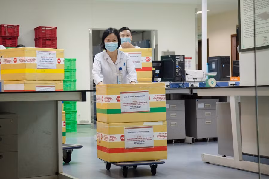 Các đơn vị máu được thu xếp, đóng gói bảo quản trong thùng trước khi chuyển tới sân bay Nội Bài để vận chuyển tới TP Hồ Chí Minh. Ảnh: BV.