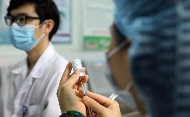 Sở Y tế Hà Nội yêu cầu các đơn vị nêu trên huy động tối đa nguồn nhân lực tổ chức triển khai tiêm chủng ngay số vắc xin được phân bổ, hoàn thành trong thời gian sớm nhất, đảm bảo an toàn nhất. Ảnh: BYT.