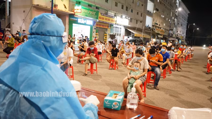 Lấy mẫu xét nghiệm đại trà cho người dân khu nhà ở xã hội Hòa Lợi. Nguồn: Báo Bình Dương.