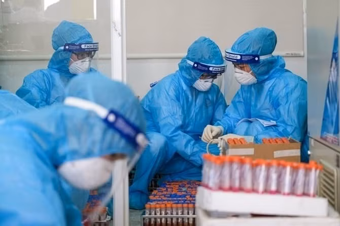 TP Hà Nội đang lên kế hoạch phân luồng, lập kế hoạch 4 tầng để điều trị bệnh nhân dương tính với SARS-CoV-2; đồng thời khẳng định ngành y tế Thủ đô bảo đảm được công tác điều trị, chữa trị trong các tình huống, bảo đảm nhân lực, trang thiết bị, vật tư để chống dịch, cách ly, tiêm chủng. Ảnh: SYT.