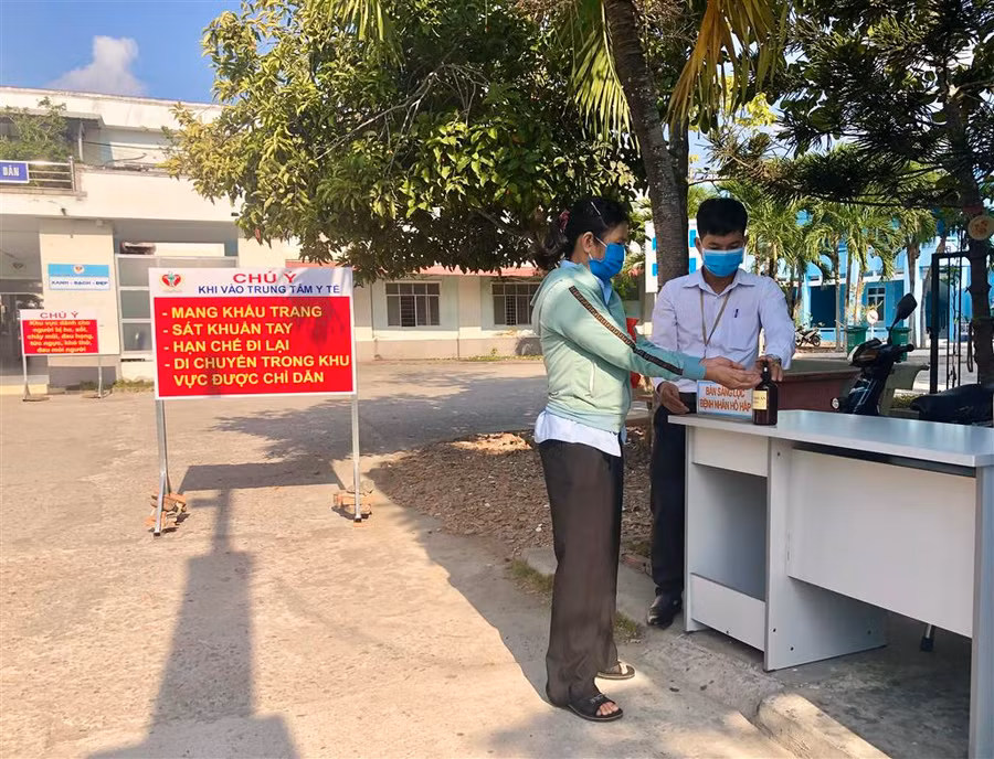 Bình Định lập chốt kiểm soát dịch sau khi phát hiện các ca nhiễm bệnh ở xã Cát Tường. Ảnh: Trường Giang.