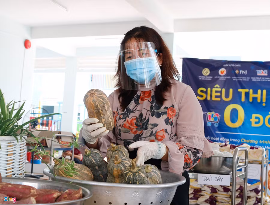 Rất nhiều đơn vị tổ chức những địa điểm "gian hàng 0 đồng" hỗ trợ người nghèo. Trong ảnh: Cô giáo làm tình nguyện viên ở siêu thị 0 đồng tại TP Hồ Chí Minh. Nguồn: Zing.