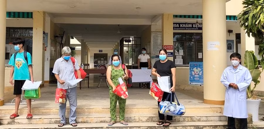 Các bệnh nhân được Bệnh viện Điều trị bệnh nhân Covid-19 tỉnh (cơ sở 2) điều trị khỏi bệnh và cho xuất viện ngày 22/7. Nguồn: Báo Quảng Ngãi.