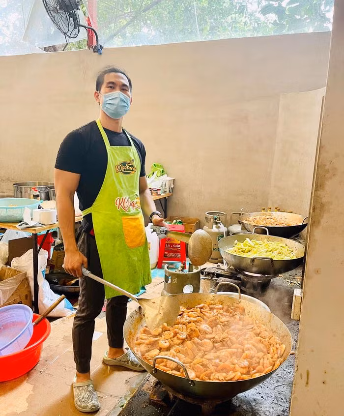 Mỗi ngày cùng bạn bè chuẩn bị 3.000 – 4.000 suất ăn gửi cho những người khó khăn trong tâm dịch ở TP.HCM, tối lại đi phát thực phẩm hỗ trợ người dân trong khu vực phong tỏa, chứng kiến nhiều hoàn cảnh khiến anh Tình cay mắt xót xa. Nguồn: Infonet.