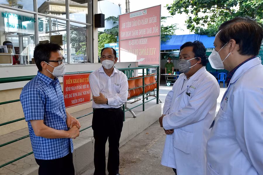 Phó Thủ tướng Vũ Đức Đam thăm, động viên cá y, bác sĩ Bệnh viện đa khoa khu vực Thủ Đức chiều 26/7. Ảnh: VGP/Đình Nam.