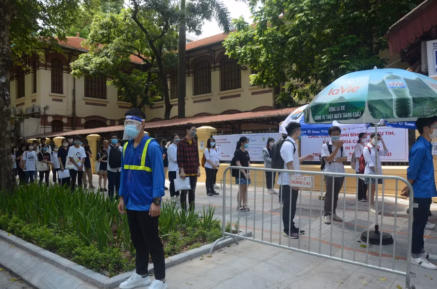 Cũng theo bà Lư, để học sinh thực hiện tốt các biện pháp phòng chống dịch, nâng cao ý thức thì trước đó, nhà trường đã thông báo cho tất cả các em học sinh, phụ huynh qua online để nắm được rõ tinh thần đó.