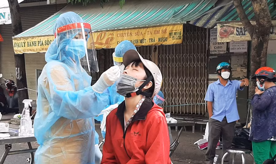 Lấy mẫu xét nghiệm cho toàn bộ tiểu thương trong khu vực và người dân đi chợ Tân An (phường 2). Nguồn: Báo Long An.