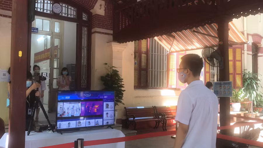 Điểm đặc biệt, tại điểm trường THPT Trần Phú, học sinh được kiểm tra thân nhiệt bằng hệ thống camera từ xa quét tự động hiện đại.