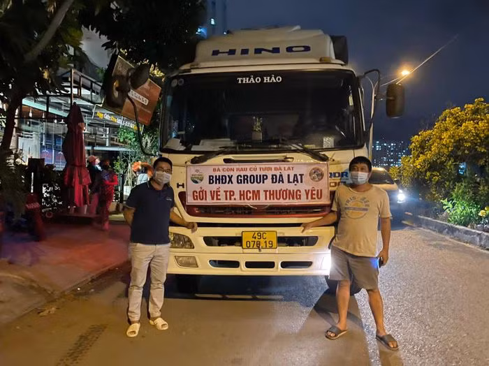 Gần một tháng qua, anh Văn Thành cùng các thành viên nhóm đã trao gửi 225 tấn rau củ quả tươi từ Đà Lạt tới tay bà con ở các khu phong tỏa, cách ly trên khăp TP Hồ Chí Minh. Nguồn: Zing.