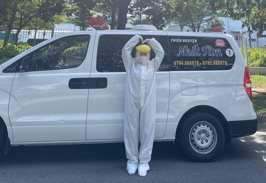 Nguyễn Thị Hà Nhi (sinh năm 1996, quê Bình Phước) tham gia đội tình nguyện lái xe cứu thương chở người có nguy cơ mắc Covid-19 đi cách ly, điều trị hơn 20 ngày nay. Nguồn: Zing.