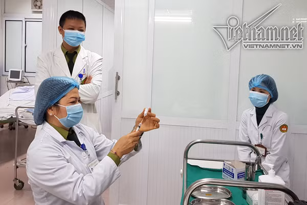Cán bộ y tế tại Học viện Quân y chuẩn bị vắc xin Nanocovax tiêm cho các tình nguyện viên. Ảnh: Thúy Hạnh