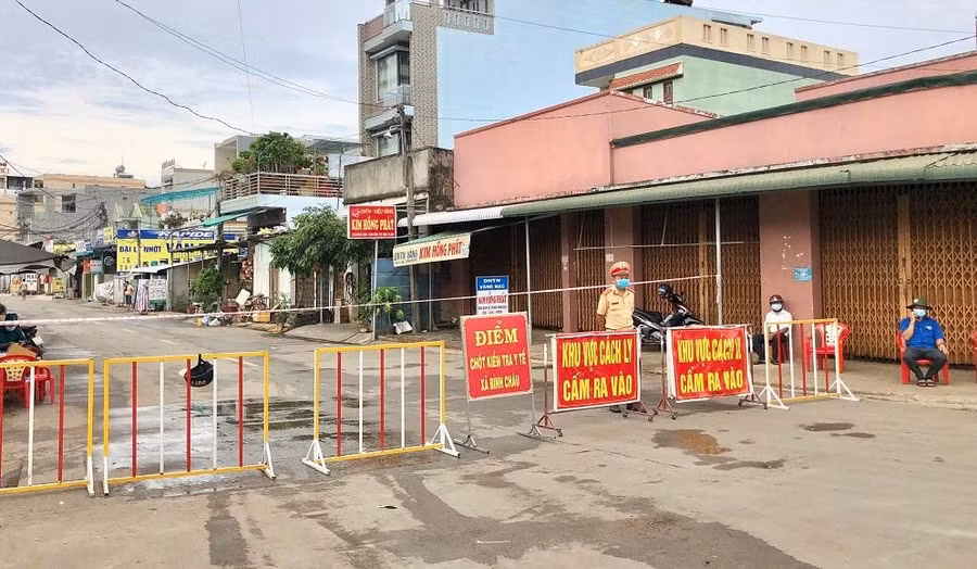 Khu vực có ca dương tính với vi rút SARS-CoV-2 tại thôn Định Tân, xã Bình Châu (Bình Sơn) đang được phong tỏa. Nguồn: Báo Quảng Ngãi.