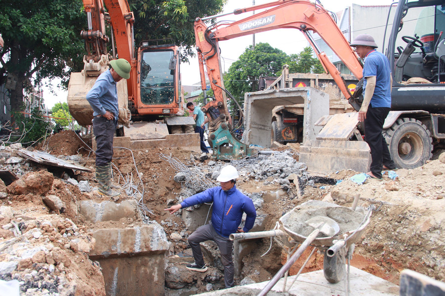 Một ý tưởng táo bạo của UBND TP Hà Tĩnh là “lật tung” hệ thống thoát nước cũ ở các tuyến đường trung tâm để thay hệ thống mới. Đây là việc làm khó khăn bởi đây không chỉ tập trung nhiều cơ quan, đơn vị hành chính mà là nơi có nhiều loại hình thương mại, dịch vụ và là điểm nhấn cảnh quan của tỉnh. Một ý tưởng táo bạo của UBND TP Hà Tĩnh là “lật tung” hệ thống thoát nước cũ ở các tuyến đường trung tâm để thay hệ thống mới. Đây là việc làm khó khăn bởi đây không chỉ tập trung nhiều cơ quan, đơn vị hành chính mà là nơi có nhiều loại hình thương mại, dịch vụ và là điểm nhấn cảnh quan của tỉnh.