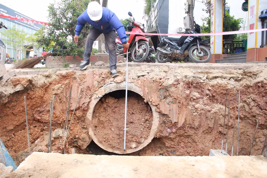 Việc thay mới các cống thoát nước nhằm đồng bộ với hệ thống các tuyến đường. Việc thay mới các cống thoát nước nhằm đồng bộ với hệ thống các tuyến đường.