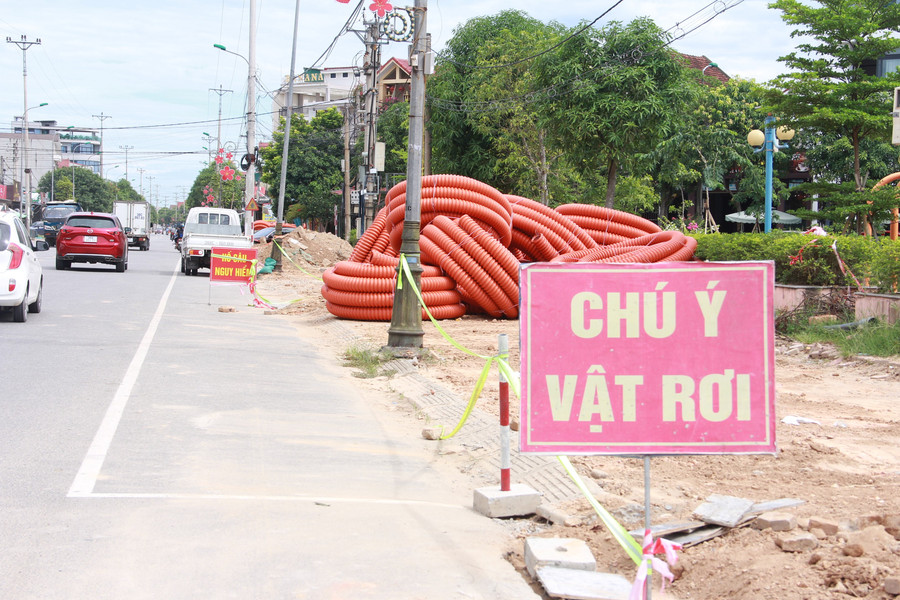 Cho nên, trước khi triển khai, UBND TP Hà Tĩnh đã chỉ đạo các phòng, ban và địa phương liên quan vào cuộc vừa tiến hành các bước đầu tư, xây dựng, vừa thực hiện tuyên truyền, phát phiếu lấy ý kiến người dân và cơ quan, đơn vị bị ảnh hưởng. Cho nên, trước khi triển khai, UBND TP Hà Tĩnh đã chỉ đạo các phòng, ban và địa phương liên quan vào cuộc vừa tiến hành các bước đầu tư, xây dựng, vừa thực hiện tuyên truyền, phát phiếu lấy ý kiến người dân và cơ quan, đơn vị bị ảnh hưởng.