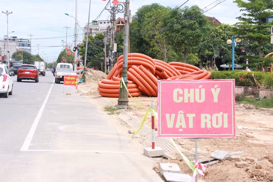 Cho nên, trước khi triển khai, UBND TP Hà Tĩnh đã chỉ đạo các phòng, ban và địa phương liên quan vào cuộc vừa tiến hành các bước đầu tư, xây dựng, vừa thực hiện tuyên truyền, phát phiếu lấy ý kiến người dân và cơ quan, đơn vị bị ảnh hưởng. Cho nên, trước khi triển khai, UBND TP Hà Tĩnh đã chỉ đạo các phòng, ban và địa phương liên quan vào cuộc vừa tiến hành các bước đầu tư, xây dựng, vừa thực hiện tuyên truyền, phát phiếu lấy ý kiến người dân và cơ quan, đơn vị bị ảnh hưởng.