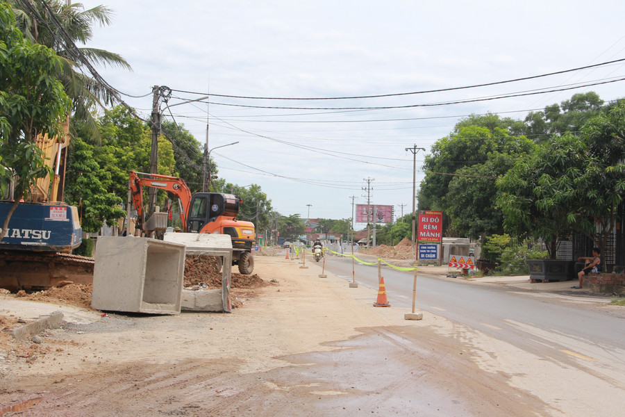 Để hạn chế tối thiểu việc người dân phải bì bõm lội nước sau các trận mưa lớn, ngành chức năng ở TP Hà Tĩnh cũng đã triển khai nhiều phương án như nạo vét, khơi thông kênh mương, thu gom rác thải ở những điểm “nghẽn”… Để hạn chế tối thiểu việc người dân phải bì bõm lội nước sau các trận mưa lớn, ngành chức năng ở TP Hà Tĩnh cũng đã triển khai nhiều phương án như nạo vét, khơi thông kênh mương, thu gom rác thải ở những điểm “nghẽn”…