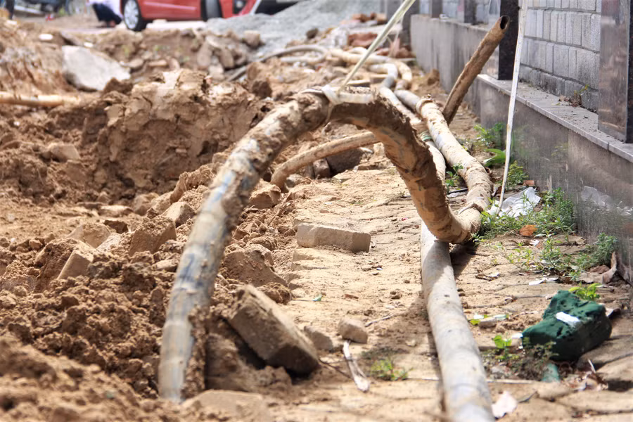 Ông Lê Hoài Nam - Kỹ thuật Công ty TNHH xây dựng Vĩnh Phú (đơn vị thi công tuyến đường Phan Đình Phùng) cho biết, quá trình thi công trên tuyến đường gặp nhiều khó khăn do phương tiện qua lại đông, hệ thống hạ tầng kỹ thuật phức tạp. Tuy nhiên, đơn vị đã nỗ lực gỡ khó để thi công đảm bảo an toàn, đảm bảo chất lượng và đúng với tiến độ. Ông Lê Hoài Nam - Kỹ thuật Công ty TNHH xây dựng Vĩnh Phú (đơn vị thi công tuyến đường Phan Đình Phùng) cho biết, quá trình thi công trên tuyến đường gặp nhiều khó khăn do phương tiện qua lại đông, hệ thống hạ tầng kỹ thuật phức tạp. Tuy nhiên, đơn vị đã nỗ lực gỡ khó để thi công đảm bảo an toàn, đảm bảo chất lượng và đúng với tiến độ.