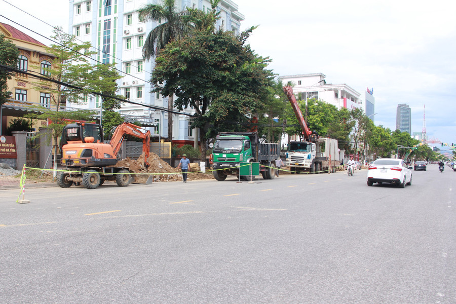 Đường Phan Đình Phùng là một trong những tuyến đường có lịch sử hình thành lâu đời nhất trên địa bàn thành phố Hà Tĩnh, đóng vai trò “xương sống” nối từ quốc lộ 1 đến khu trung tâm hành chính của tỉnh và các khu dân cư. Được đầu tư xây dựng từ những năm 1990, sau hơn 30 năm hoạt động, hệ thống thoát nước ở tuyến đường này đã không còn có thể "chịu tải". Đường Phan Đình Phùng là một trong những tuyến đường có lịch sử hình thành lâu đời nhất trên địa bàn thành phố Hà Tĩnh, đóng vai trò “xương sống” nối từ quốc lộ 1 đến khu trung tâm hành chính của tỉnh và các khu dân cư. Được đầu tư xây dựng từ những năm 1990, sau hơn 30 năm hoạt động, hệ thống thoát nước ở tuyến đường này đã không còn có thể "chịu tải".