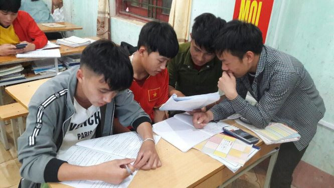 Các nam sinh vẫn tranh thủ ôn luyện trước ngày thi Các nam sinh vẫn tranh thủ ôn luyện trước ngày thi