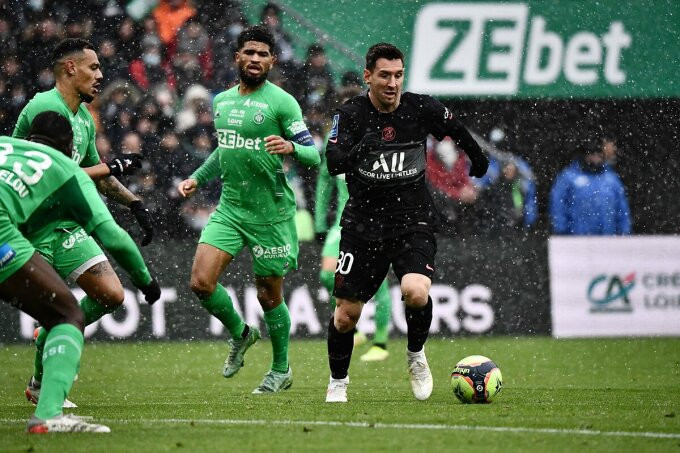 Messi tỏa sáng dưới cơn mưa tuyết tại Saint-Etienne tối 28/11.