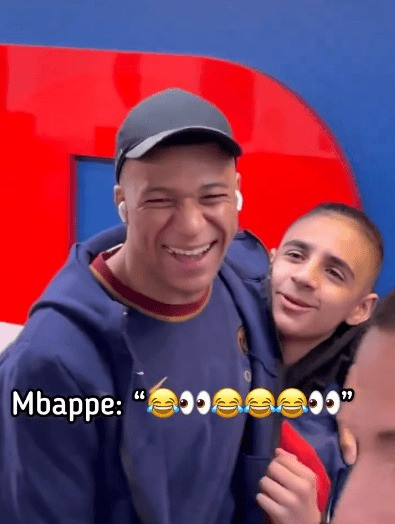 Kylian Mbappé cười nhạo một cổ động viên dũng cảm đề nghị anh gia nhập Arsena