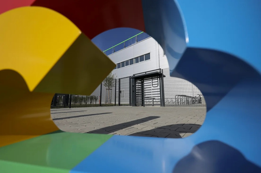 Các nhà khai thác trung tâm dữ liệu như Google đã nghĩ cách giảm tài nguyên cần thiết để cung cấp năng lượng cho hoạt động tính toán đằng sau các mô hình AI của họ. Ảnh: Bloomberg