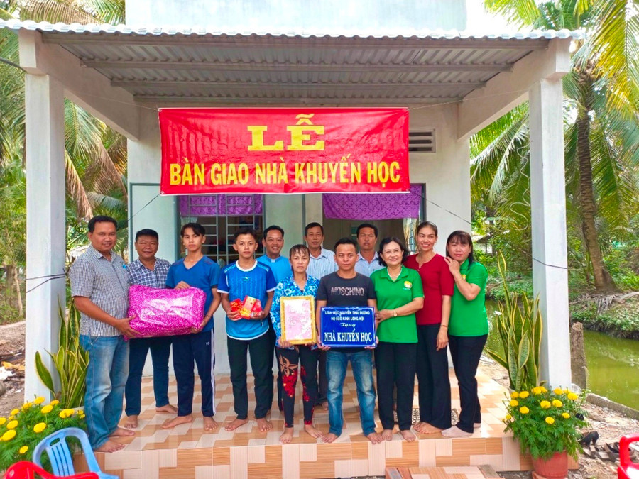 Hội Khuyến học huyện Càng Long (Trà Vinh) bàn giao căn nhà khuyến học tặng gia đình 2 học sinh hoàn cảnh khó khăn. Ảnh: HKH