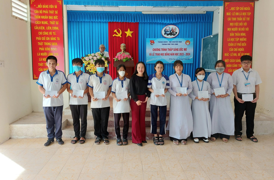 TP Trà Vinh (Trà Vinh) tổ chức chương trình 'Thắp sáng ước mơ' và trao học bổng năm học 2023 - 2024. Ảnh: H. Duy TP Trà Vinh (Trà Vinh) tổ chức chương trình 'Thắp sáng ước mơ' và trao học bổng năm học 2023 - 2024. Ảnh: H. Duy