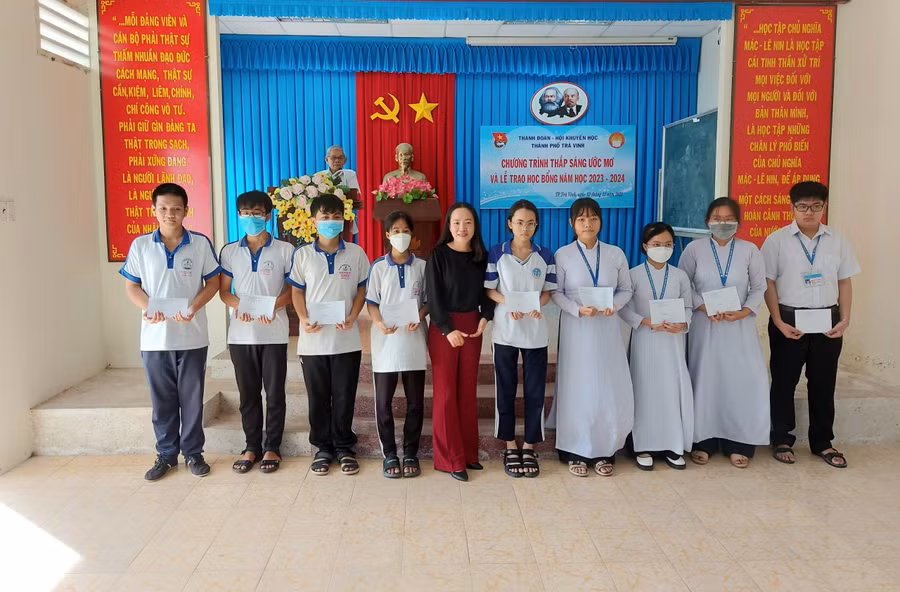 TP Trà Vinh (Trà Vinh) tổ chức chương trình 'Thắp sáng ước mơ' và trao học bổng năm học 2023 - 2024. Ảnh: H. Duy