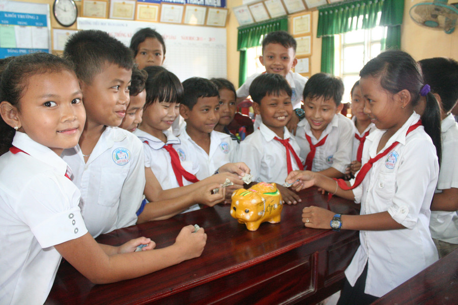 Học sinh Trường Tiểu học Hàm Giang B (Trà Cú) nuôi heo đất để hỗ trợ bạn học hoàn cảnh khó khăn. Ảnh: Q. Ngữ Học sinh Trường Tiểu học Hàm Giang B (Trà Cú) nuôi heo đất để hỗ trợ bạn học hoàn cảnh khó khăn. Ảnh: Q. Ngữ