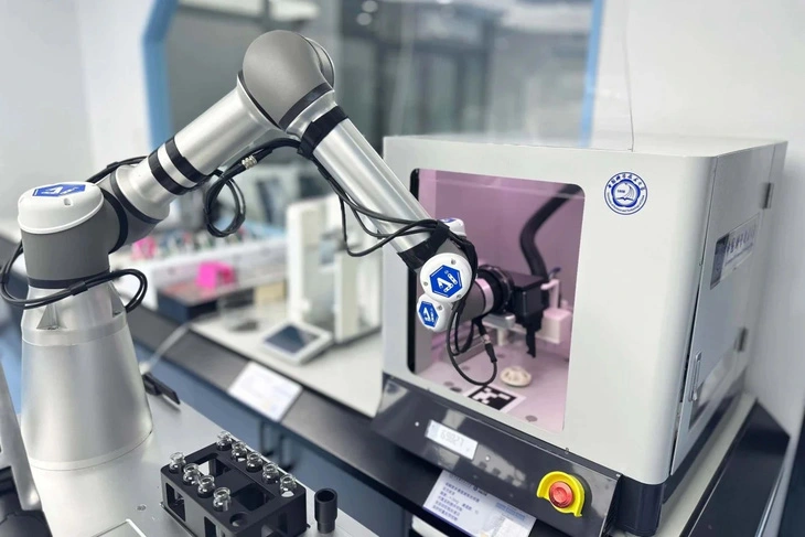 Khi hoạt động, robot thu thập thông tin, gửi dữ liệu thử nghiệm đến máy chủ đám mây.