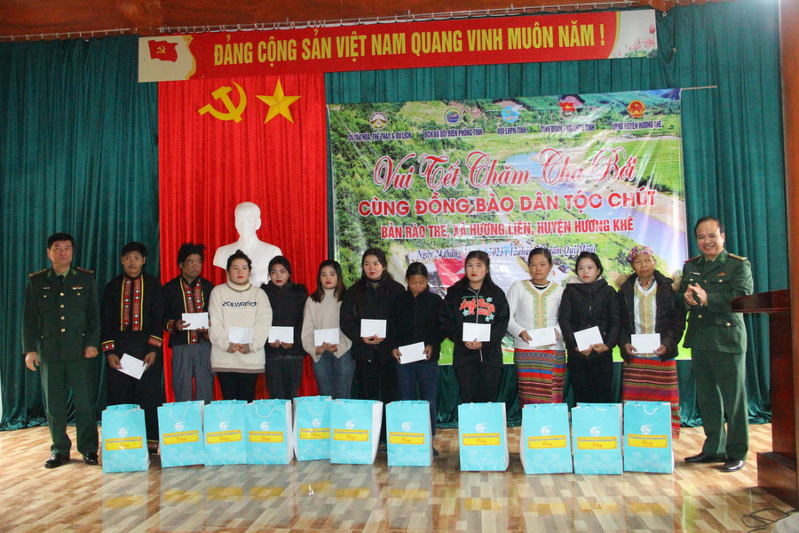 Bộ đội biên phòng cùng chính quyền địa phương, các tổ chức, doanh nghiệp tặng quà mang cái Tết đầy đủ, ấm cúng đến người Chứt. Bộ đội biên phòng cùng chính quyền địa phương, các tổ chức, doanh nghiệp tặng quà mang cái Tết đầy đủ, ấm cúng đến người Chứt.