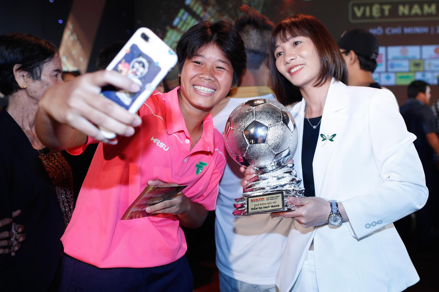 Trần Thị Thùy Trang nhận danh hiệu &apos;Quả bóng Bạc Việt Nam 2022&apos;. Ảnh: ITN.
