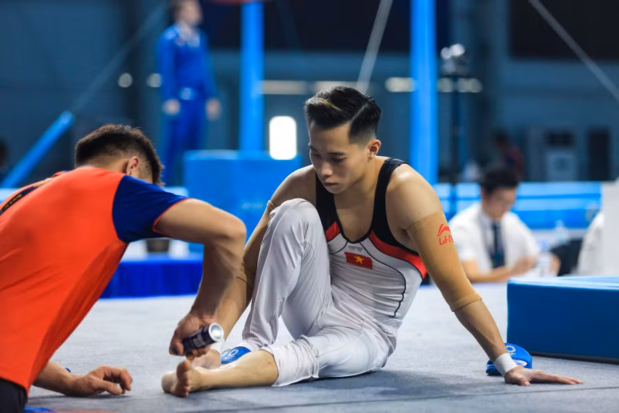 Lê Thanh Tùng xịt lạnh để giảm đau và tiếp tục thi đấu tại SEA Games 32. Ảnh: ITN.