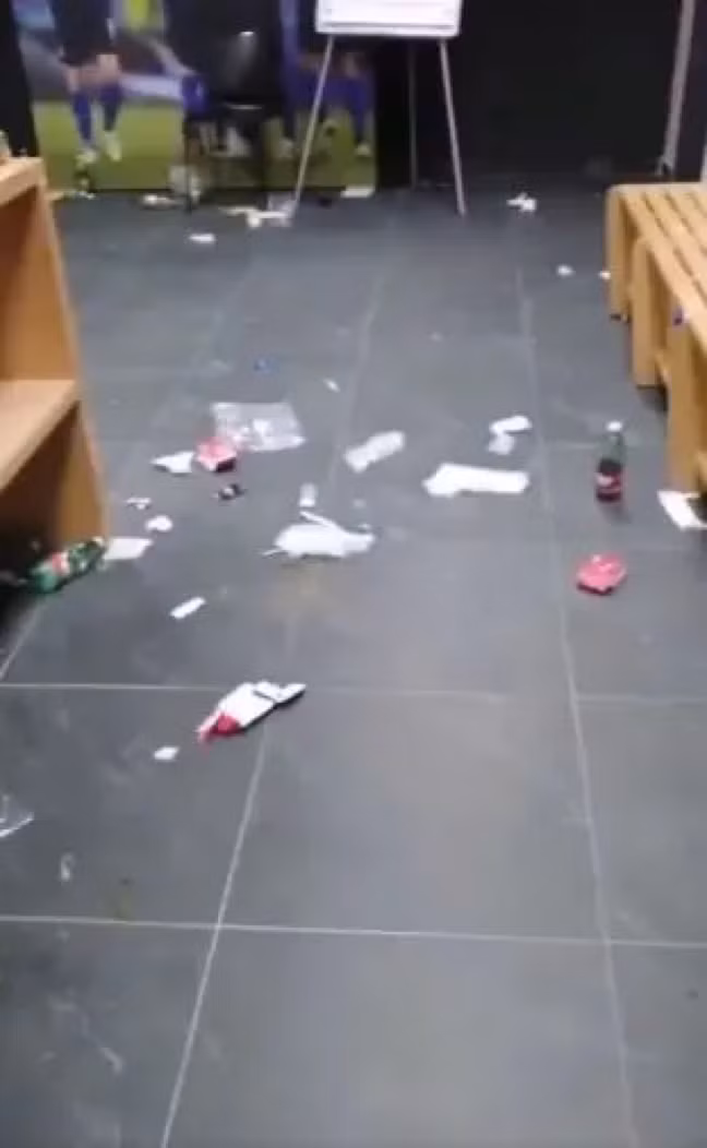 Azzurri rời phòng thay đồ để lại mớ hỗn độn khủng khiếp.