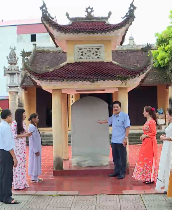 Tấm bia đá trước đền thờ quan Trạng.