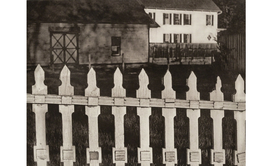 Tác phẩm &apos;Hàng rào trắng&apos; (Cảng Kent, New York, 1916) của Paul Strand.