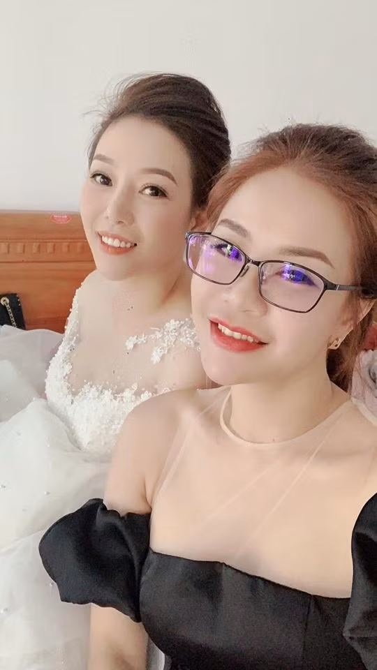 Hoa (trái) và Thanh là đôi bạn thân.