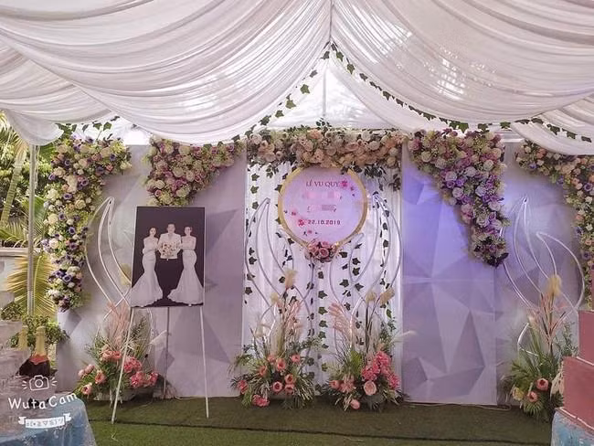 Bạn thân cô dâu chụp chung ảnh cưới với hai nhân vật chính.