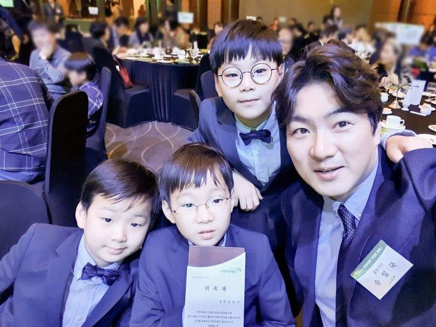 Daehan - Minguk - Manse khoe vẻ đáng yêu, nổi bật hơn cả bố khi tham gia sự kiện ảnh 1 Daehan - Minguk - Manse khoe vẻ đáng yêu, nổi bật hơn cả bố khi tham gia sự kiện ảnh 1