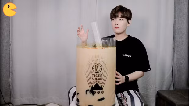 Nếu các tín đồ của trà sữa đã quá chán với cách uống thông thường thì thử làm như youtuber này xem sao. Uống no trà sữa là có thật, không những thế, trân châu đen cũng thuộc dạng big size cho xứng đôi vừa lứa