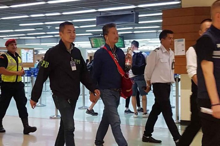 Ông Thananat (giữa) bị bắt ở sân bay Don Mueang. Ảnh: BANGKOK POST