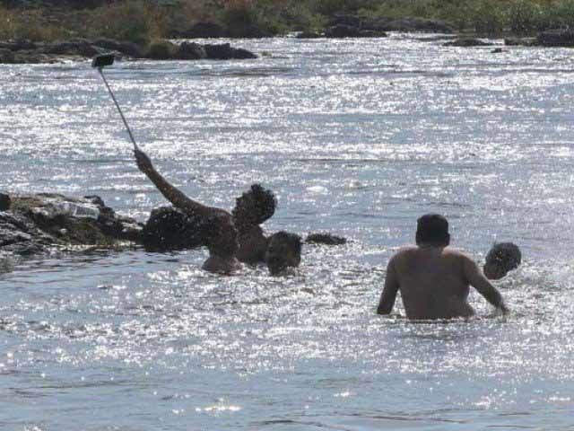 Nữ sinh ngã từ tầng 17 tòa nhà khi đang selfie ảnh 1 Nu sinh nga tu tang 17 toa nha khi dang selfie hinh anh 2